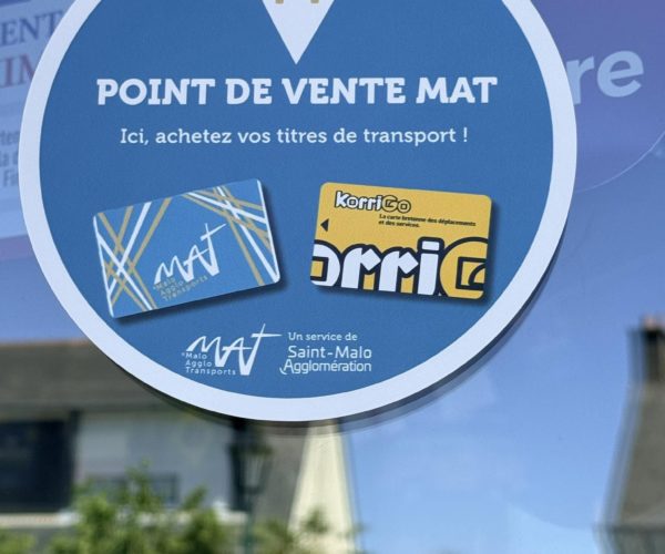 Bar les 2 ponts: point de vente de  tickets de bus, relais Amazon et colis privés