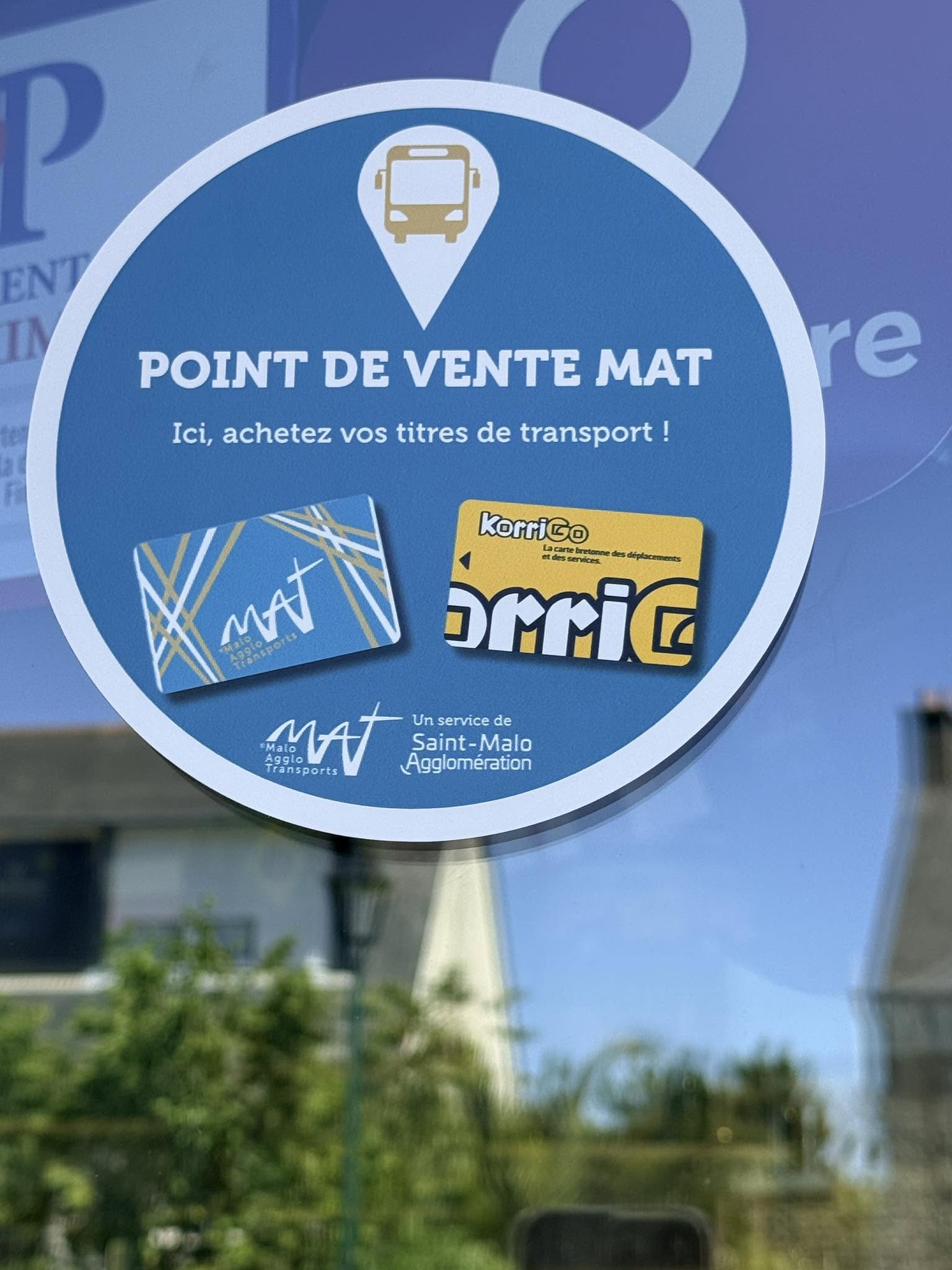 Bar les 2 ponts: point de vente de  tickets de bus, relais Amazon et colis privés